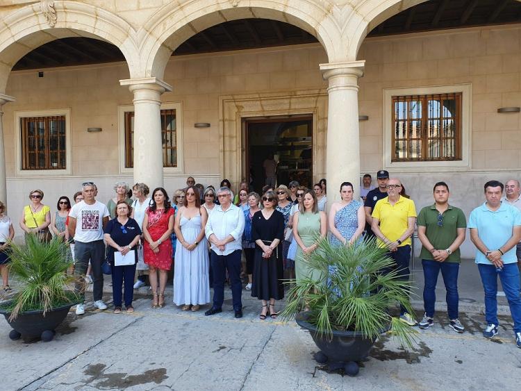 Concentración a las puertas del Ayuntamiento de Guadix.