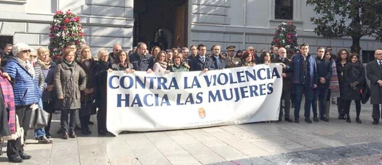 Representantes políticos y ciudadanos han secundado en distintos puntos de la provincia concentraciones silenciosas para condenar el asesinato de Pilar y reclamar medidas efectivas y la puesta en marcha del Pacto de Estado.