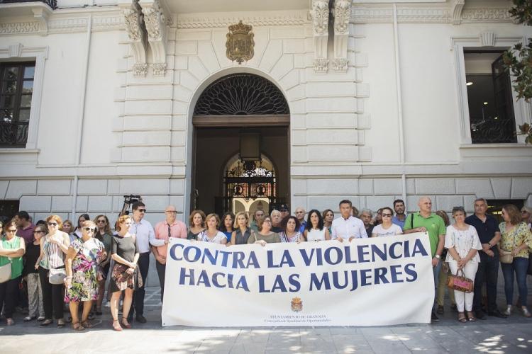 Minuto de silencio a las puertas del Ayuntamiento de Granada.