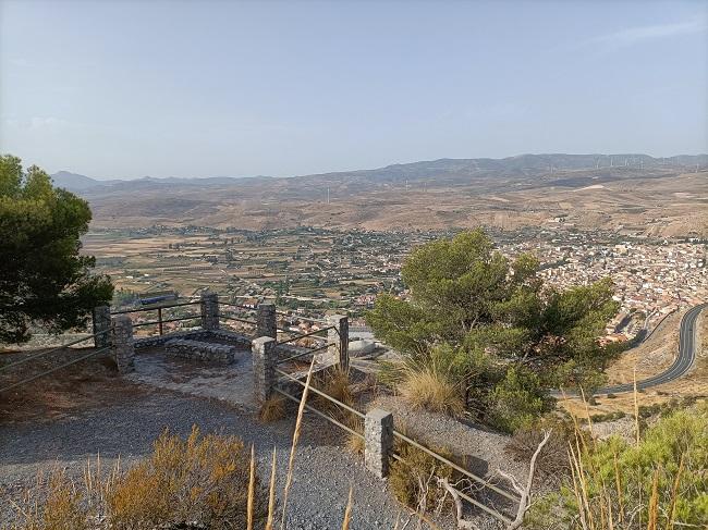 Mirador en los senderos de la Sierra del Manar de Padul.