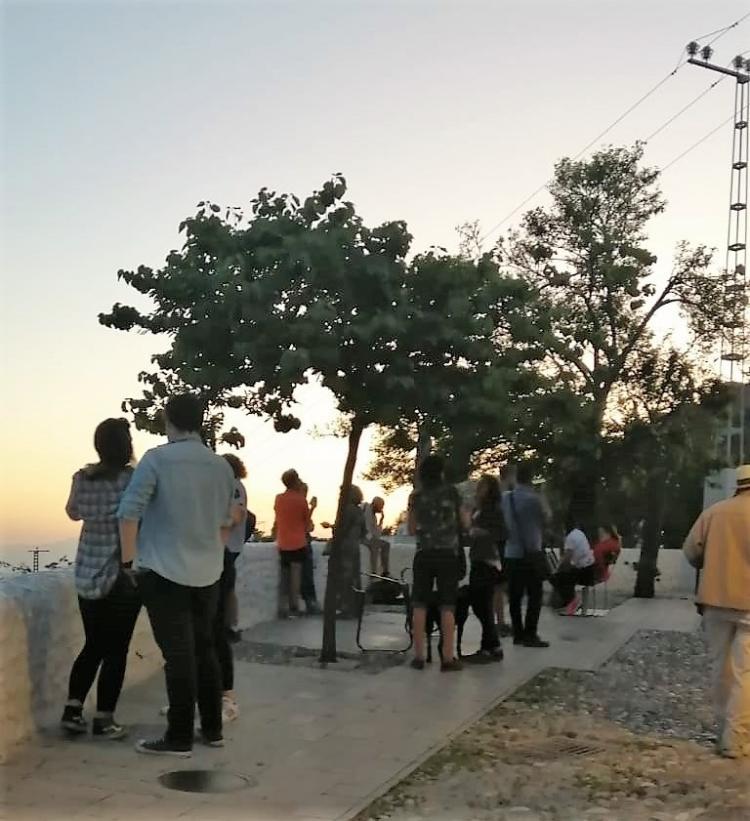 Imagen del mirador de la Vereda de Enmedio, lleno de grupos pese a las restricciones vigentes.