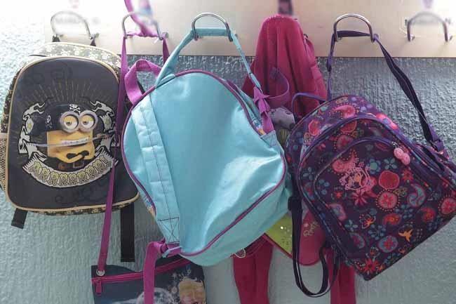 Mochilas en un aula de un centro público.