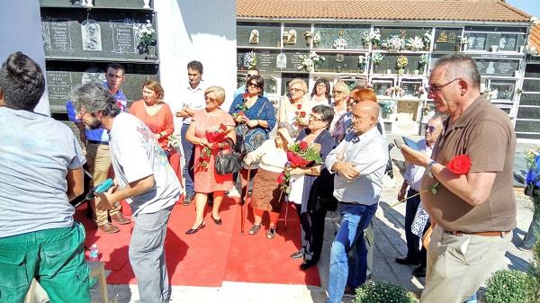 Familiares de las tres víctimas del franquismo enterradas dignamente este jueves en Moclín.