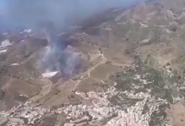 Imagen del fuego extraída de un vídeo del Infoca, en una zona de monte bajo e invernaderos. 