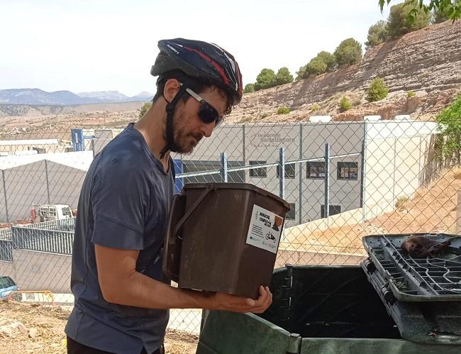 Jesús Montañés procede con uno de los residuos recogidos.