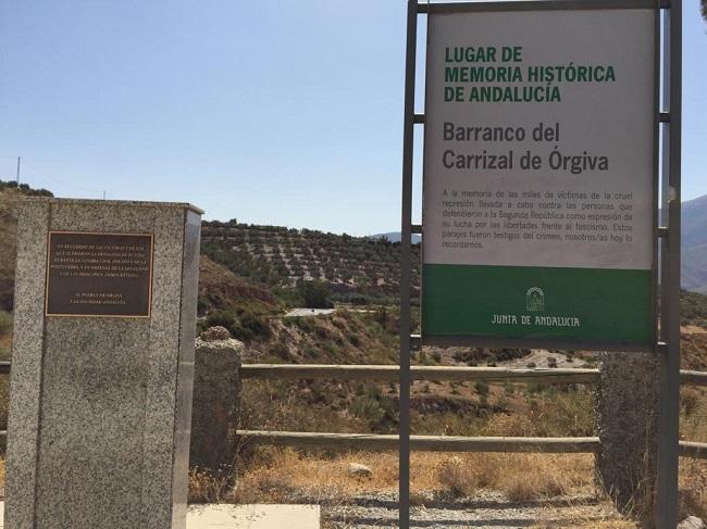 Imagen del monolito y la placa que identifica el Barranco del Carrizal como Lugar de Memoria.