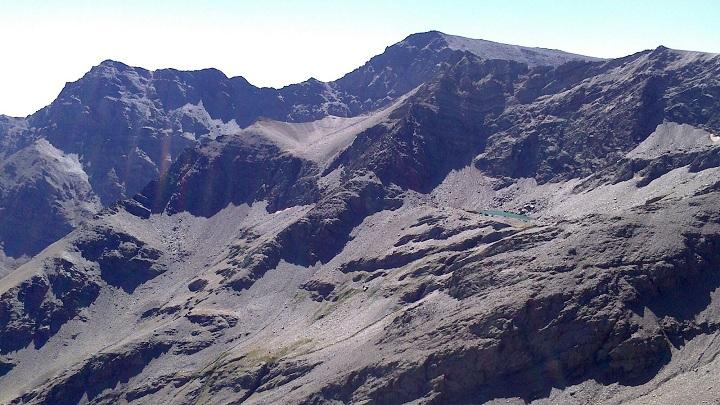 Una vista de Sierra Nevada, con Laguna Larga, y al fondo Alcazaba y Mulhacén.