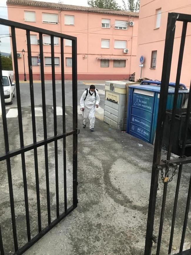 Tareas de desinfección en Montefrío. Tareas de desinfección en Montefrío.