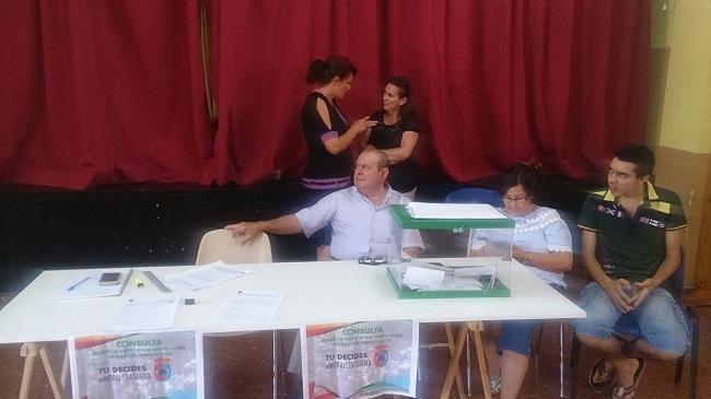 Mesa para los mayores de Moraleda voten. Mesa para los mayores de Moraleda voten.