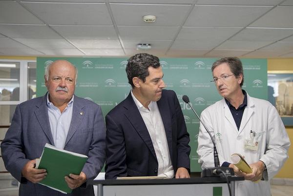 Él consejero (izquierda), junto al presidente de la Junta, en su comparecencia de este miércoles. Él consejero (izquierda), junto al presidente de la Junta, en su comparecencia de este miércoles.