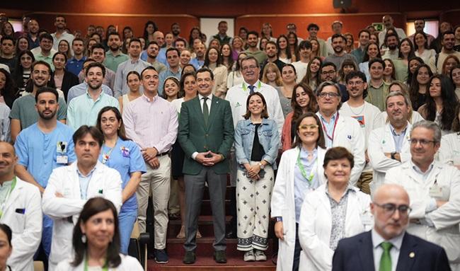 Moreno, este martes, en el acto de bienvenida a los MIR en el Hospital Universitario Virgen del Rocío de Sevilla. 