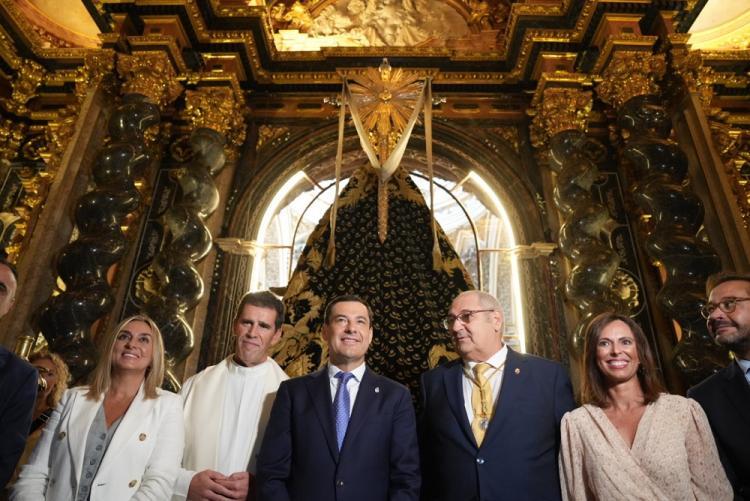 Juan Manuel Moreno, Marifrán Carazo y Rocío Díaz, en su visita a la Virgen de las Angustias, el pasado 15 de septiembre.