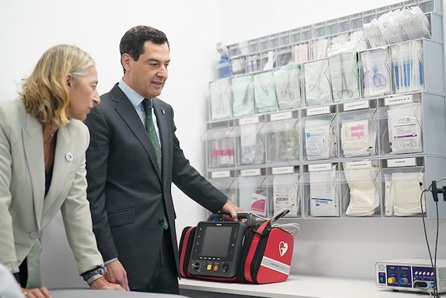 Juan Manuel Moreno y la consejero de Salud y Consumo, Rocío Hernández, en la inauguración en Jaén de un centro de salud, en imagen de archivo.