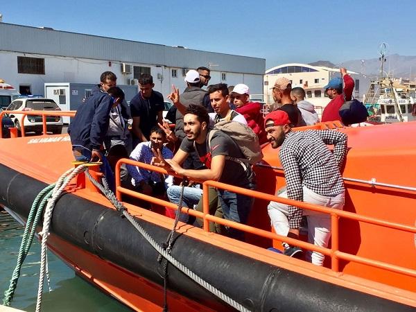 Las personas rescatadas han sido trasladadas al Puerto de Motril.