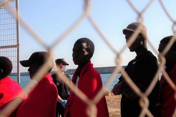 Las personas rescatadas, a su llegada al Puerto de Motril.
