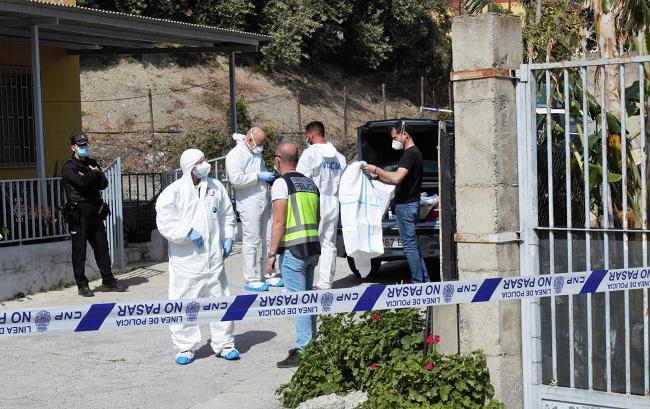 Agentes de las policías Científica y Judicial, esta tarde en el cortijo donde ha ocurrido el crimen.