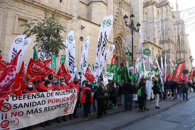 Movilización, este martes, ante la sede central del SAS en Sevilla.