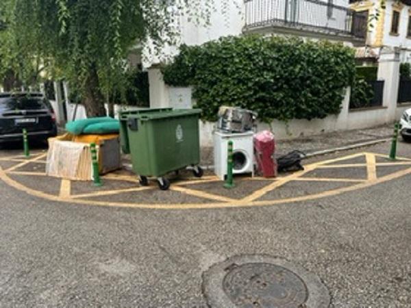 Muebles apilados en la calle.