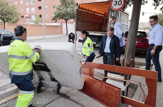 Retirada de muebles y enseres incontrolados de la vía pública. 