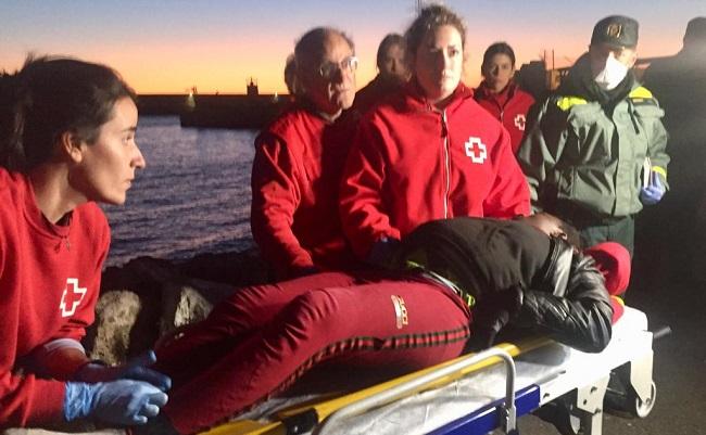 Voluntariado de Cruz Roja atiende a la mujer tras desembarcar en el Puerto. Voluntariado de Cruz Roja atiende a la mujer tras desembarcar en el Puerto.