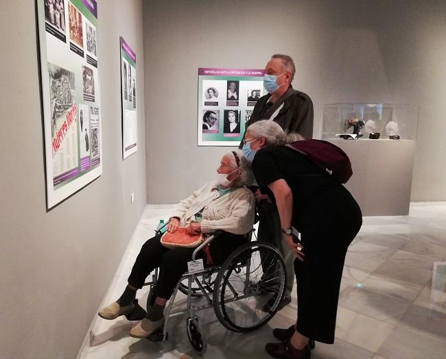 Carmen Muñoz Navarro, con su hija, Carmen Morente, durante la visita a la exposición en Condes de Gabia.