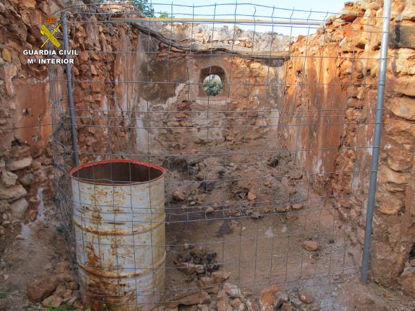 El mulo está semienterrado en esa dependencia del cortijo, derruido.