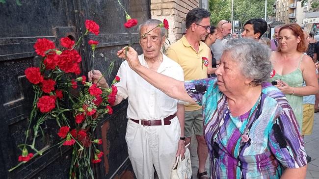 Nati Bullejos y Gabriel Fernández Valladares en el homenaje a los héroes de la resistencia antifranquista, en la antigua prisión provincial de Granada.