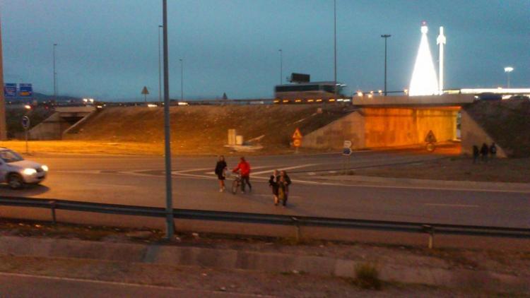 Peatones y ciclistas cruzando la peligrosa rotonda entre el PTS y el Nevada.