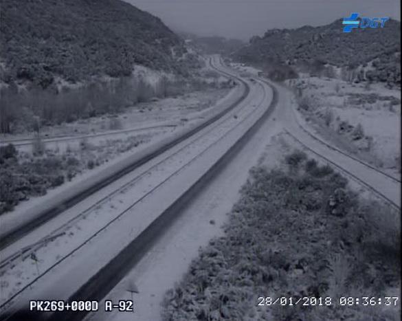 La nieve mantiene cerrados dos tramos de la A-92.