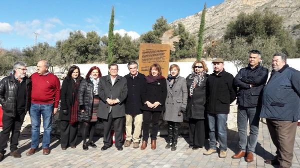 Foto de familia de los asistentes al homenaje.