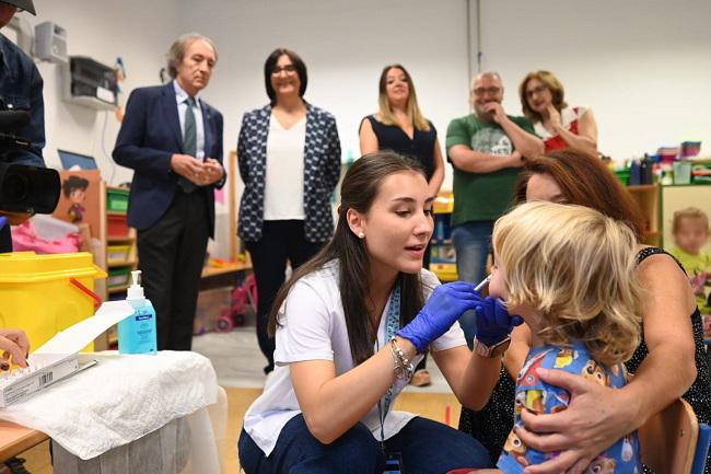 Un pequeño recibe la vacuna de la gripe en el CEIP Profesor Tierno Galván. 