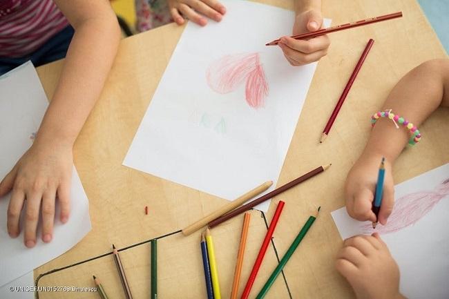 Niños dibujando.