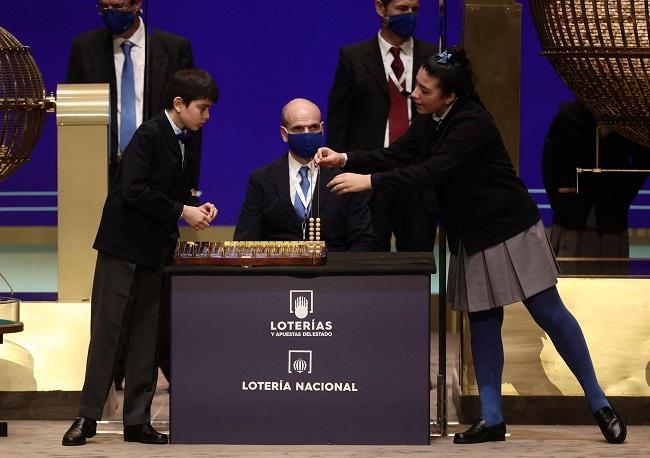 Niños de San Ildefonso que han cantado uno de los quintos premios, el 92.052.
