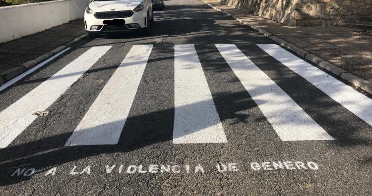 No a la violencia de género, se puede leer en este paso para peatones.