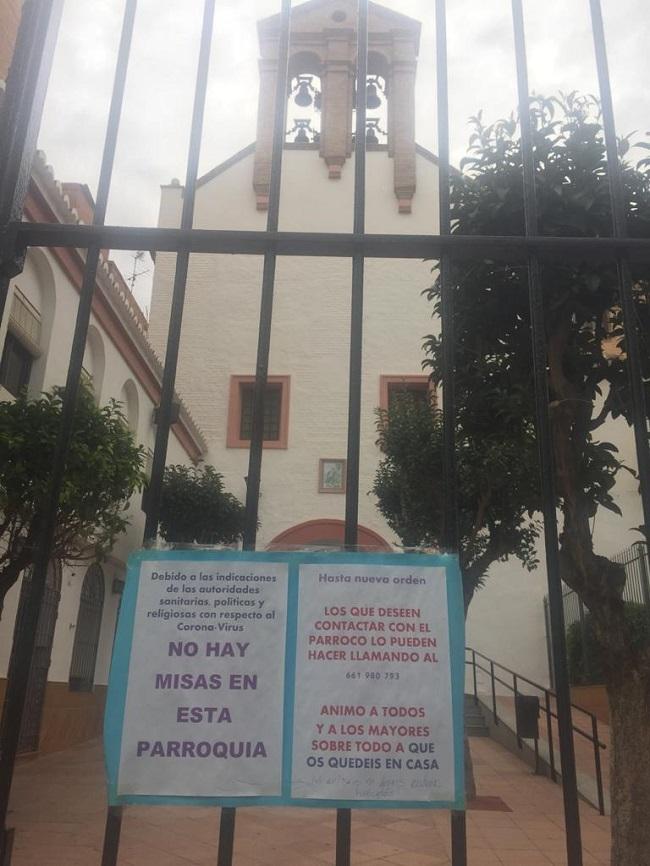 Cartel en una parroquia motrileña al inicio del estado de alarma.