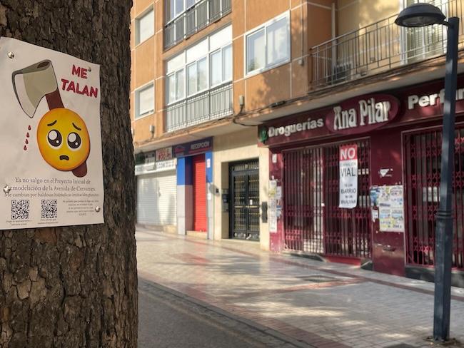 Un árbol, con el cartel vecinal que ha caracterizado la protesta; al fondo, un cartel contra la eliminación del bulevar.