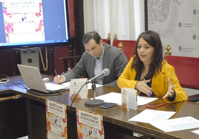 La concejal Jemi Sánchez informa de escolarización en las escuelas municipales.