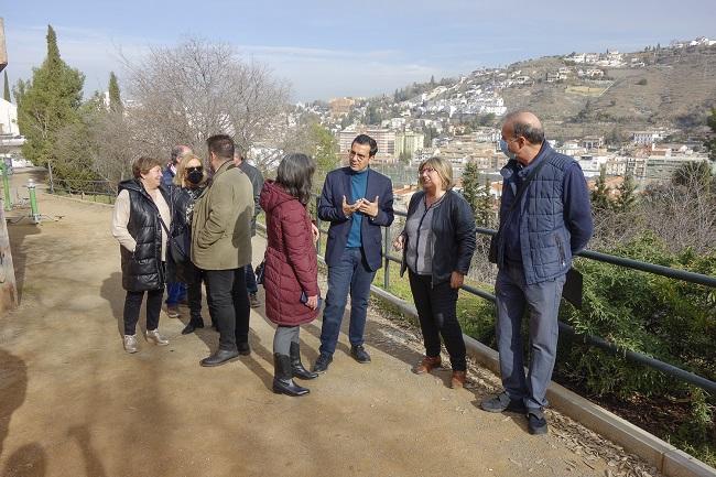 El alcalde, con vecinos del entorno, en la visita a la zona.