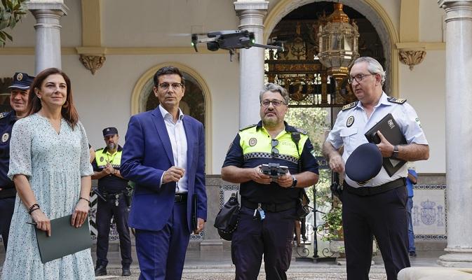 El alcalde observa el funcionamiento de uno de los drones. 