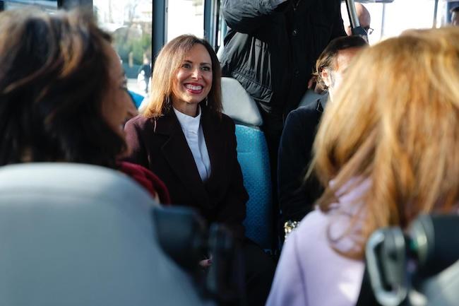 Díaz, en uno de los nuevos autobuses metropolitanos.