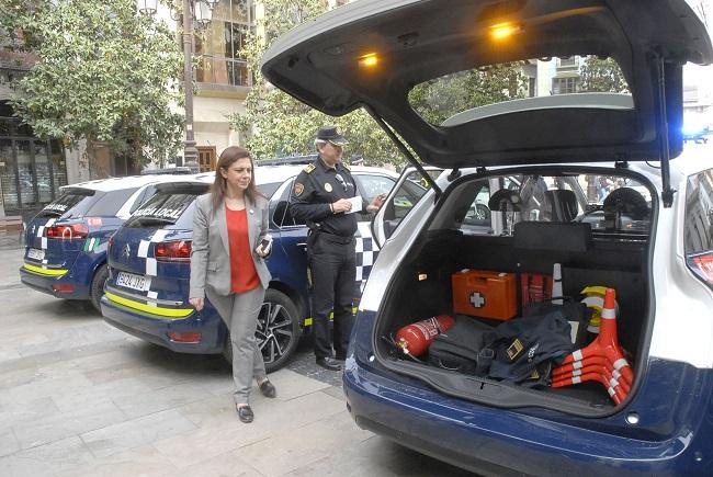 La concejala Raquel Ruz inspecciona los nuevos vehículos de la Policía Local.