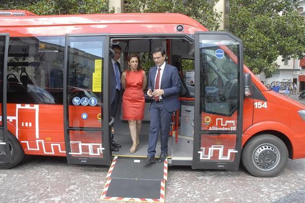 Cuenca y Ruz bajan por una rampa de autobús en una foto de archivo. 