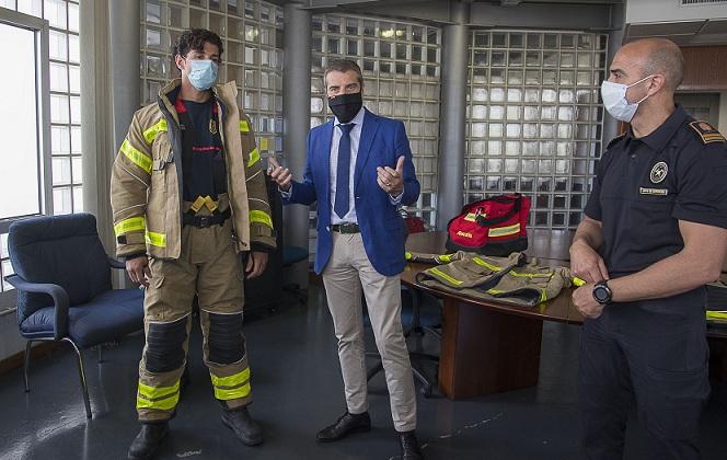 Un bombero, vestido con el nuevo traje, junto al concejal César Díaz. 