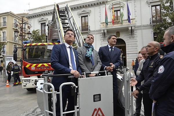 Luis Salvador, César Díaz y Pedro Fernández, atienden las explicaciones del jefe de Bomberos.