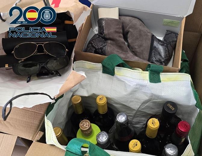 Productos recuperados por los agentes tras las detenciones. 