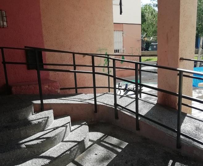 Rampa y escalones de uno de los edificios que serán reformados.