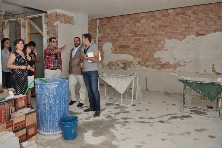 Autoridades supervisan las obras en el instituto Montevive de Las Gabias.