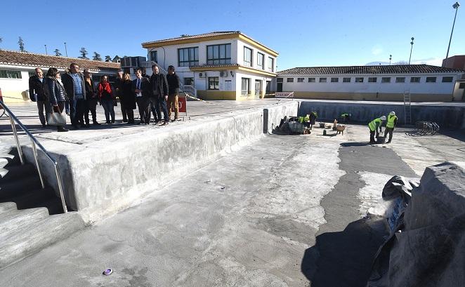 Obras de reforma de la piscina del complejo deportivo. 