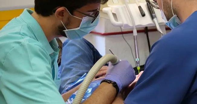 Atención a un paciente en la Facultad de Odontología. 