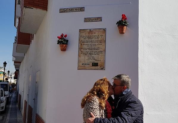 Dos personas se besan en el lugar habilitado por el municipio.